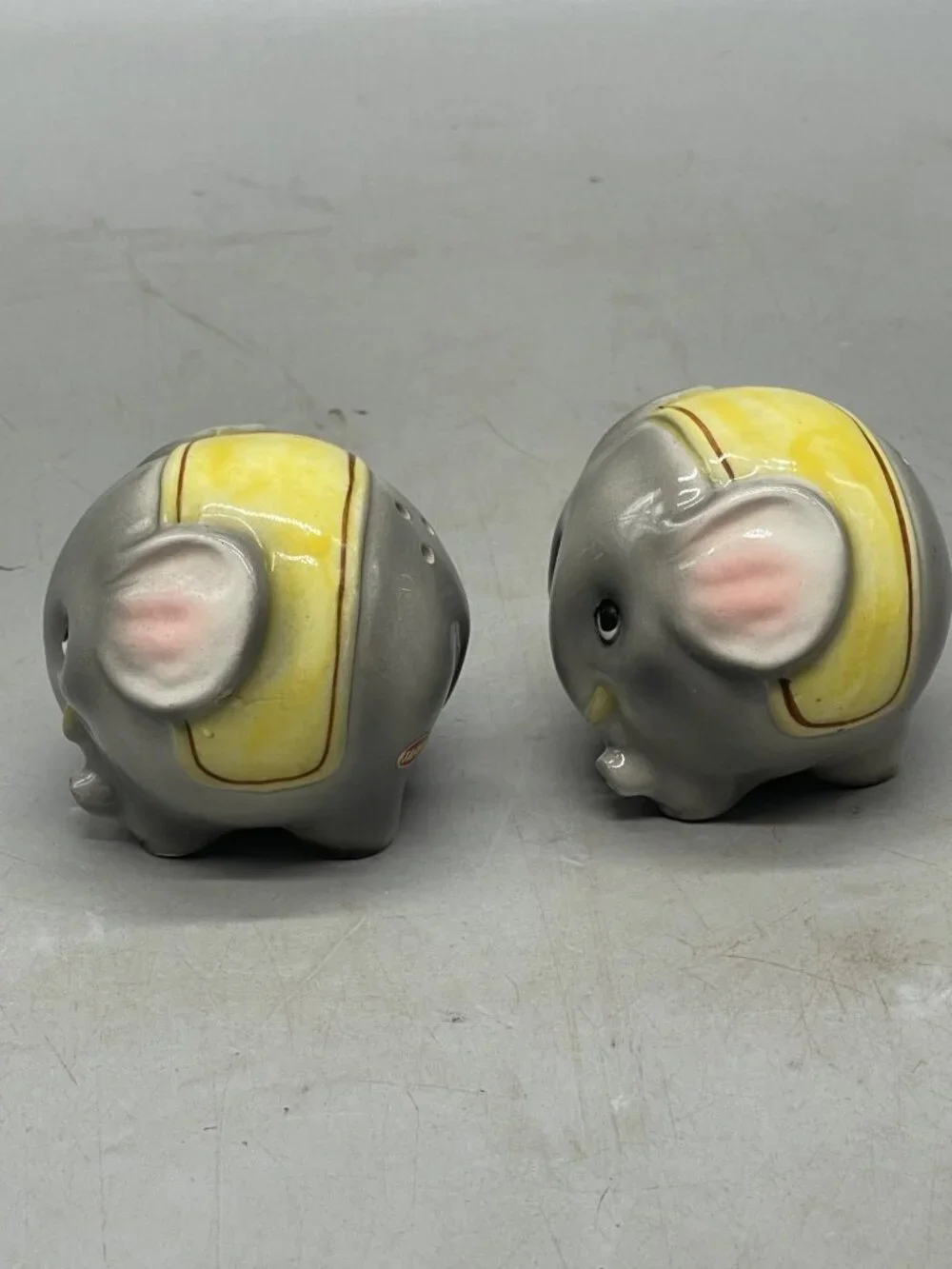 salt & pepper shaker elephant made in japan 139 h955 round gray yellow READ